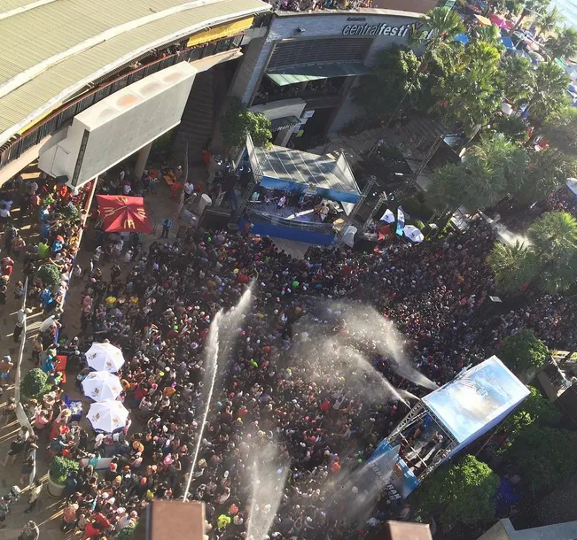 En vattenfest utanför Central köpcentret i Pattaya