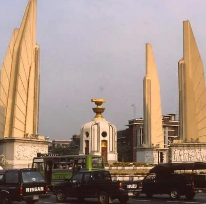 1990-talet – Kris, kollaps och konstitution