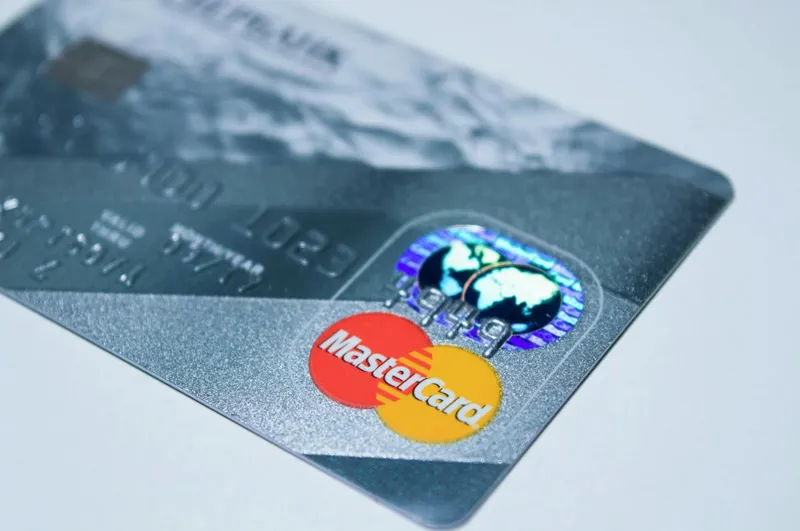 Undvik onödiga avgifter – välj ett kort utan valutapåslag