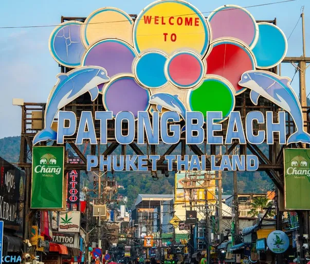 Bangla Road – Patongs nattliv samlat på en gata