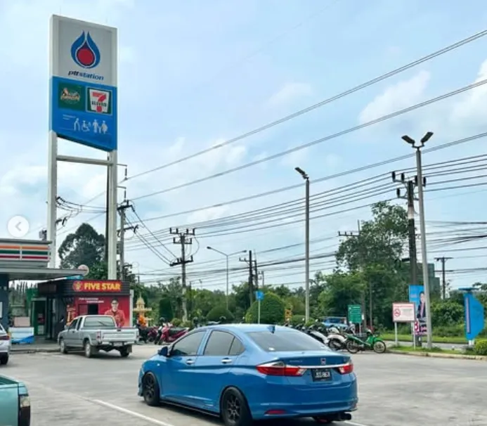 Invånarna har även börjat hamstra bensin i Thailand