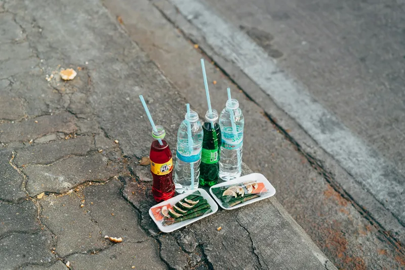 Plastflaskor lämnas ofta på marken i Thailand