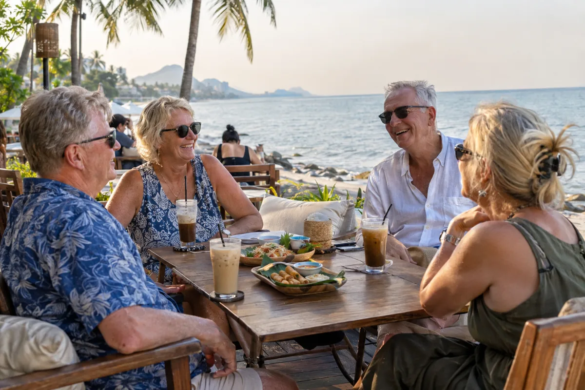 Svenska pensionärer som träffas på ett kafé vid havet i Hua Hin